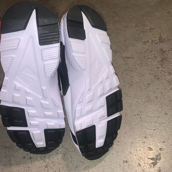Black an white Nike huarache - Picture 2 of 4